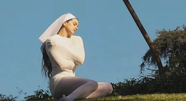 A katolikus papok megőrülnek Rosalía Lux című új albumáért