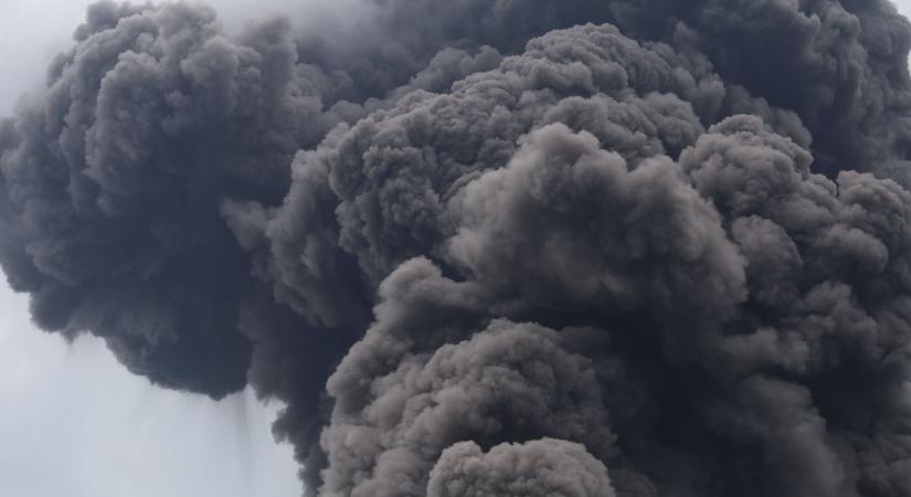 Évezredek után kitört egy óriási vulkán: tíz kilométeres a füstoszlop a lehető legrosszabb helyen, máris elterelik a repülőgépeket – videón a Hayli Gubbi