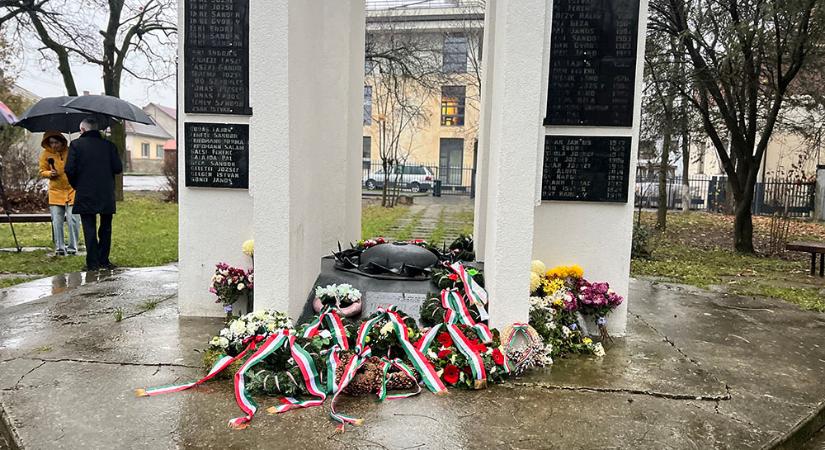 Emlékezés és tiszteletadás: átadták a felújított beregszászi emlékművet