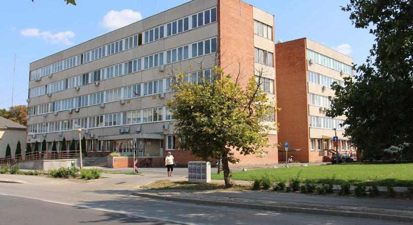 Elkezdődhet az új parkolók kialakítása Törökszentmiklóson az EGYMI mögött