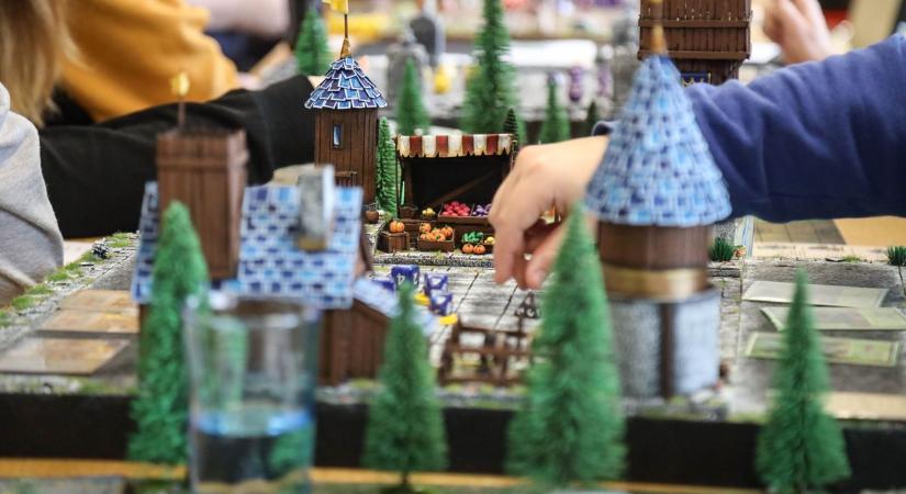 Az ország egyik legkisebb fenyőfáját állították fel a szolnoki Kertvárosban – galériával, videóval