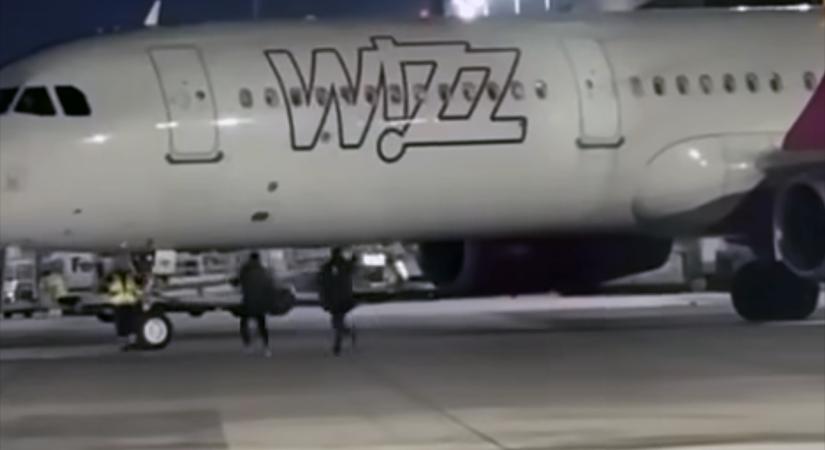 Lekésték a gépüket, ezért a kifutón próbálták meg leinteni