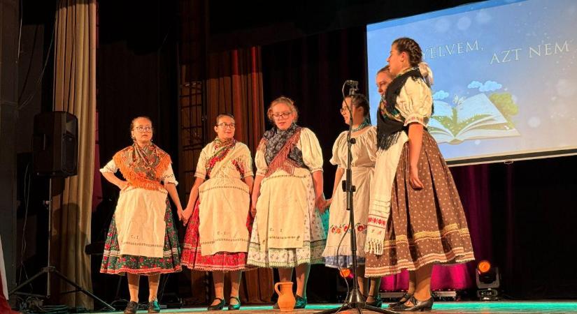 Irodalmi-zenés esttel ünnepelték a magyar nyelv hetét Párkányban