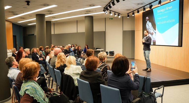 Több mint kétszáz laptopot adományozott 15 iskolának a 4iG Alapítvány