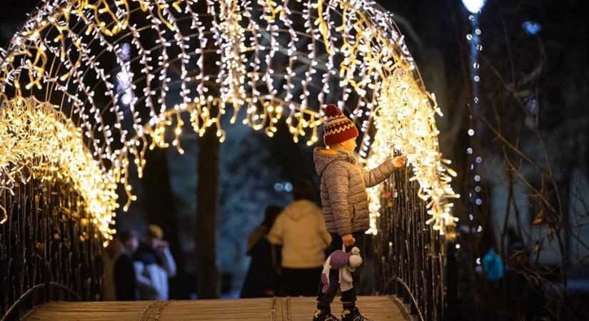Sepsiszentgyörgy felragyog: óriás adventi koszorú, karácsonyváró dallamok és fények a főtéren