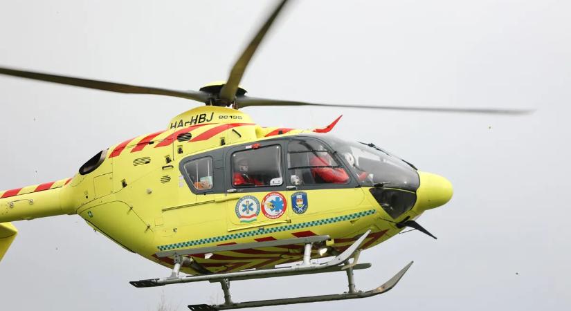 Mentőhelikopter landolt az úton: halálos baleset történt Aszódnál