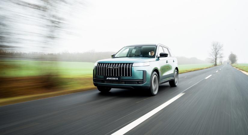 Új kínai népautó debütált Magyarországon: alapból fullextrásan adják, tarolhat a piacon