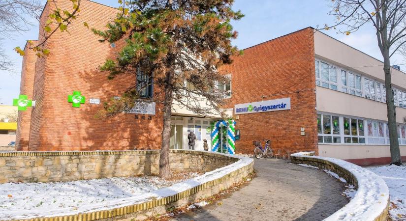 Sok fotó a nyitásról: átadták az új patikát Adyvárosban - fotók