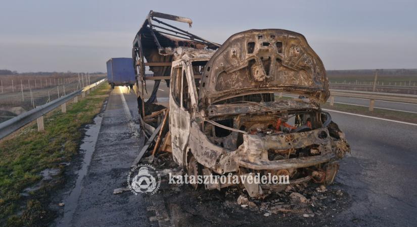 Pótkocsis kisteherautó égett Tiszakürtnél