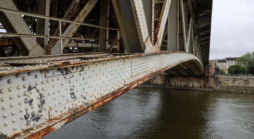 Megpróbálnának egy lélegzetvételnyi időt nyerni a főváros legramatyabb állapotú hídjának