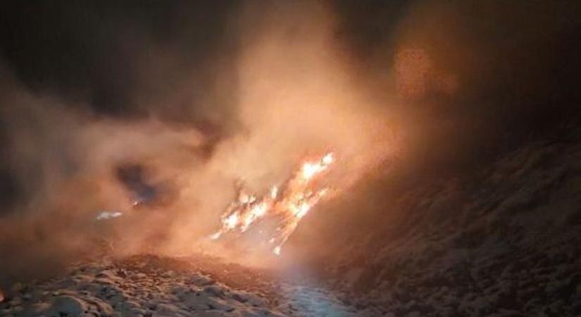 Tűz ütött ki az oroszlányi szeméttelepen: több tűzoltóegység vonult a helyszínre helyszíni fotók