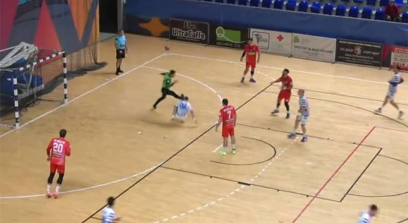 Fejbe rúgta az ellenfél szélsőjét, kék lapot kapott a kézilabdakapus