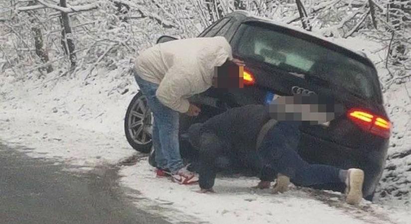 Két autó ütközött frontálisan Egerbakta és Bükkszék között  fotók