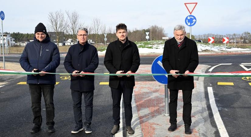 Átadták az új körforgalmat Mosonmagyaróváron, számos utat fejlesztettek idén - fotók