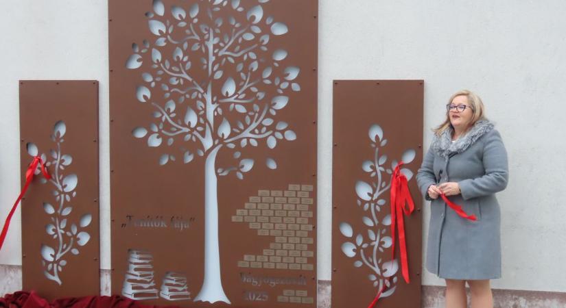 45 éves a bágyogszováti iskola épülete, felavatták a Tanítók fáját - fotók, videó