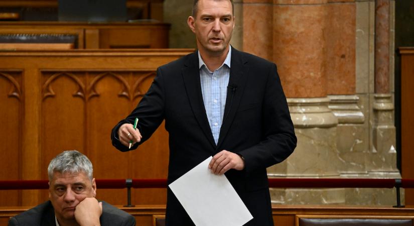 Orbán Viktor Barkóczinak: Ha már gusztustalanság, az ön háta mögött Gréczy Zsolt ül