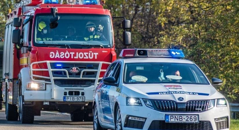 Baleset következtében felborult egy autó a 10-es főúton