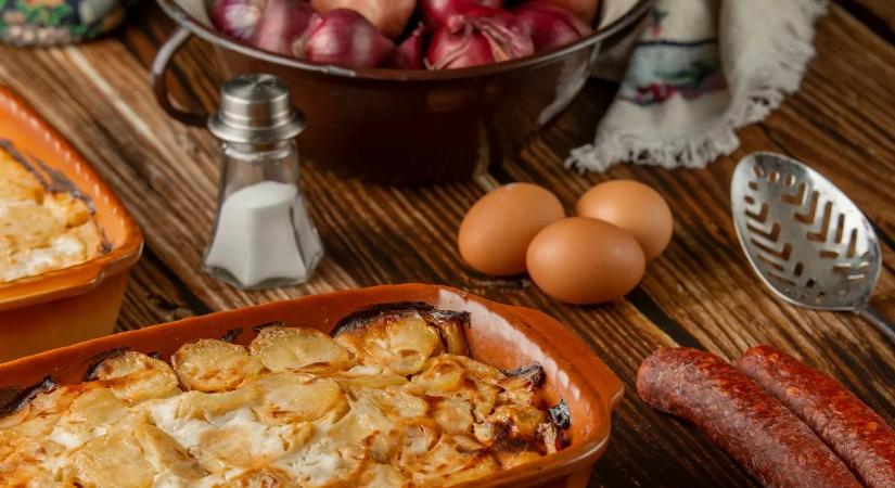 Így lesz még finomabb a rakott krumpli, ezt használd tejföl helyet