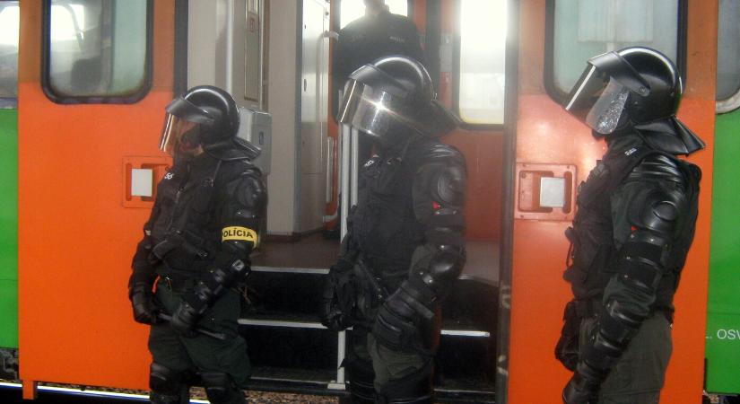 36 vonatot és 71 személyt ellenőrzött a rendőrség