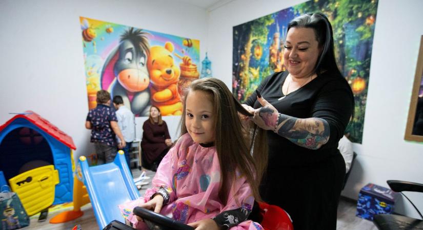 Kecskemét legcukibb gyermekfodrászata tarol a családok körében, a város büszkesége nagyot alkotott – fotók, videó