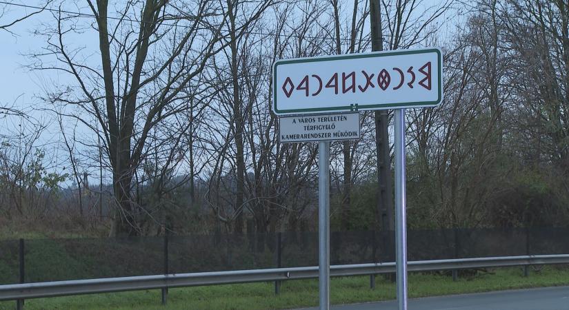 Rovásírásos helységnévtáblát kapott Ménfőcsanak