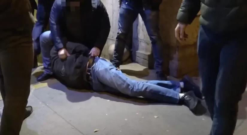 Anyja feltételezett gyilkosának családja neveli a Budapesten megölt japán nő árváit: az asszonyra férje gyújthatta rá a lakást