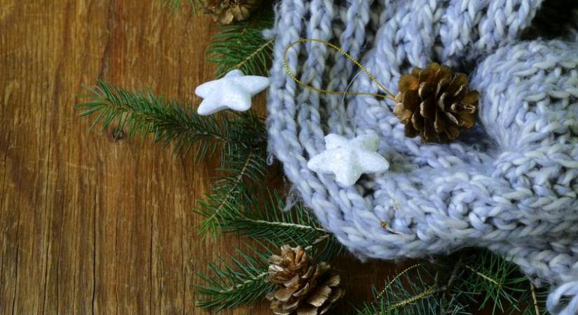 Tündéri karácsonyi ajtódíszt készíthetsz egy kötött sálból: 15 látványos ötlet, amire nem is gondolnál