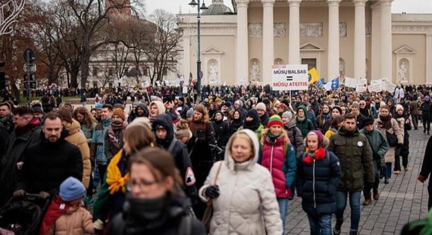 Több mint 5000 ember tüntetett Vilniusban a demokratikus jogrenddel kapcsolatos félelmek miatt