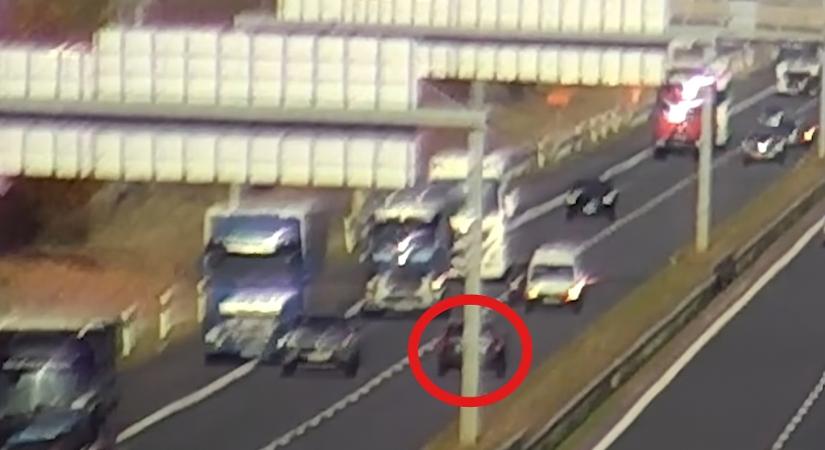 Alig tudtak kitérni az autósok a belső sávból az M35-ösre forgalommal szemben felhajtó kocsi elől