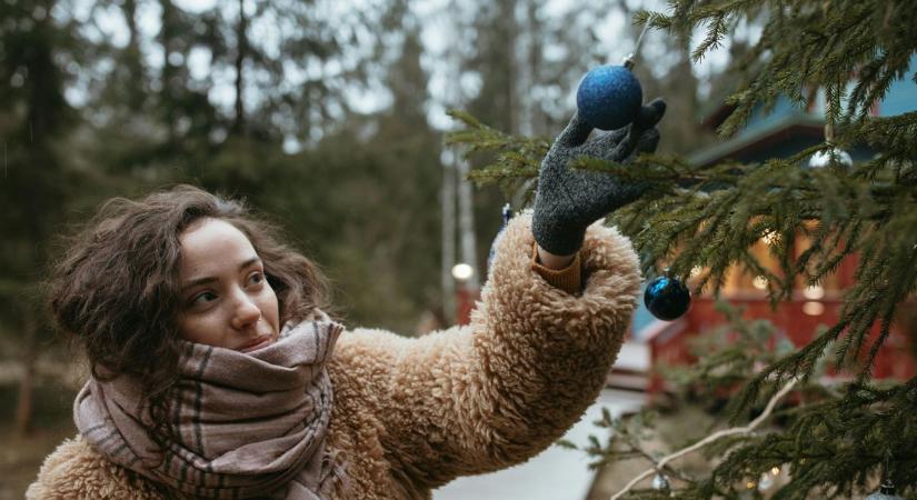 Közös karácsonyfa-díszítés Balatonfüreden