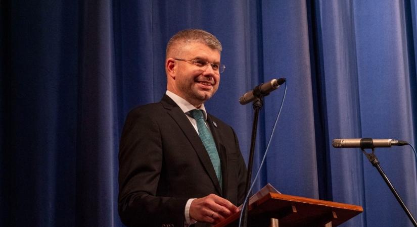 A celldömölki gimnazisták szalagavatóján mondott beszédet Ágh Péter, fideszes parlamenti képviselő