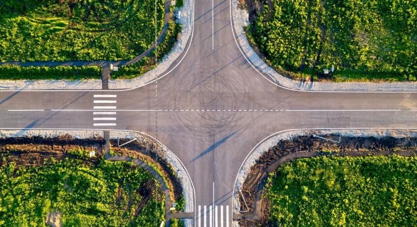 Sokan elbuknak ezen – Te tudod mi a helyes áthaladási sorrend ebben a kereszteződésben?
