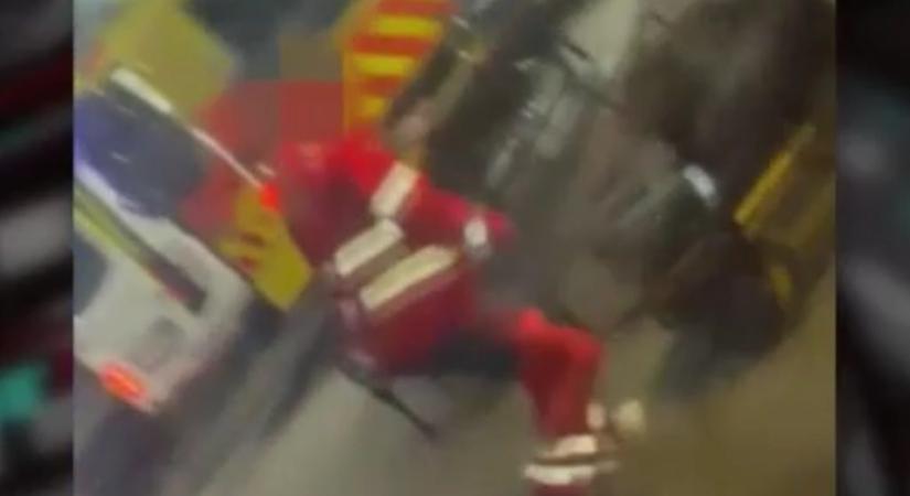 Gyanúsítottként hallgatták ki a kirúgott mentőst, aki fejbe rúgott egy hordágyon fekvő embert a hatvani vasútállomáson