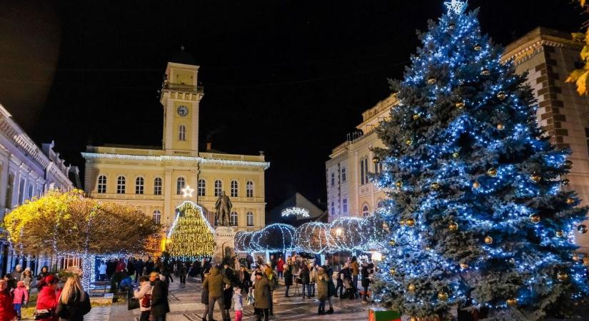 Észak-Komárom ünnepi díszben: érkezik a karácsonyfa, épül a vásár és leesett az első hó