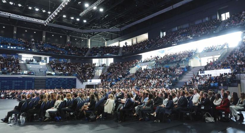 Több ezres tömeg fogadta a Nobel-díjasokat a Pick Arénában
