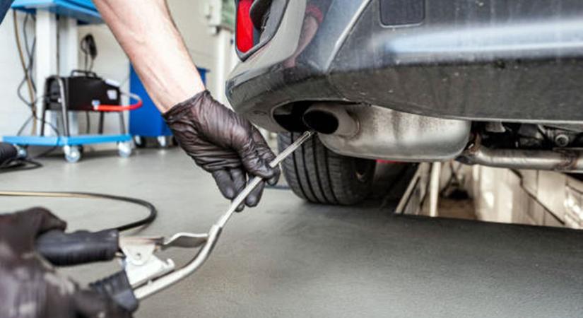 Újabb tehertétel az autósoknak! Szigorodik a benzines járművek műszaki vizsgája?