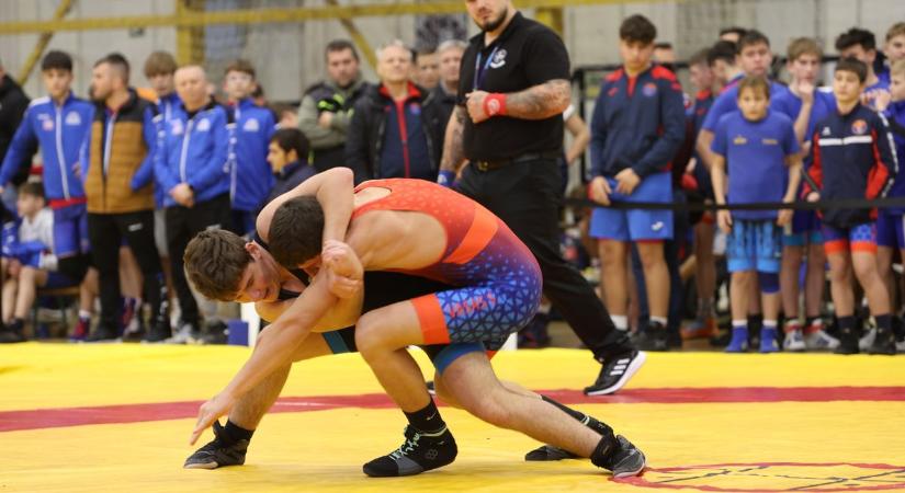 Dunaújvárosi U15-ös birkózók kitűnő teljesítménye – galériával, videóval