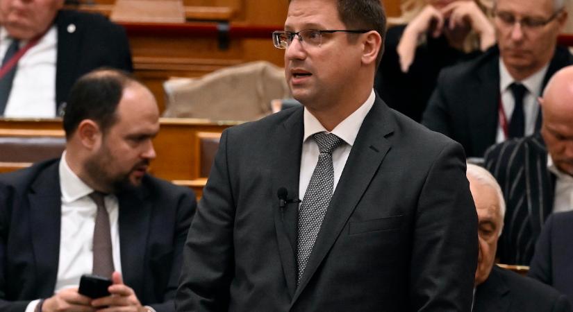 Gulyás Gergely: 100 millió dollárt sikerült aranyvécébe csatornázni