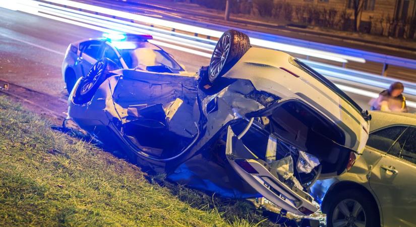 Hatalmas karambol az M6-oson: tűzoltók és mentők emelték ki az egyik utast