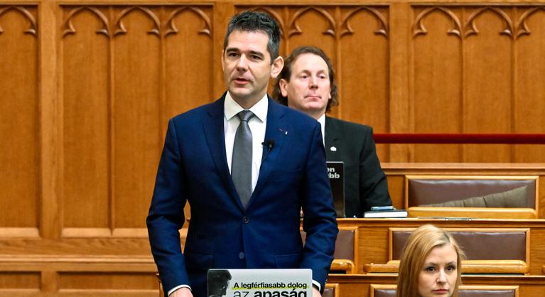 „Ófideszt” és „újfideszt” emlegetve mentek neki Orbán Viktornak és Magyar Péternek a parlamentben