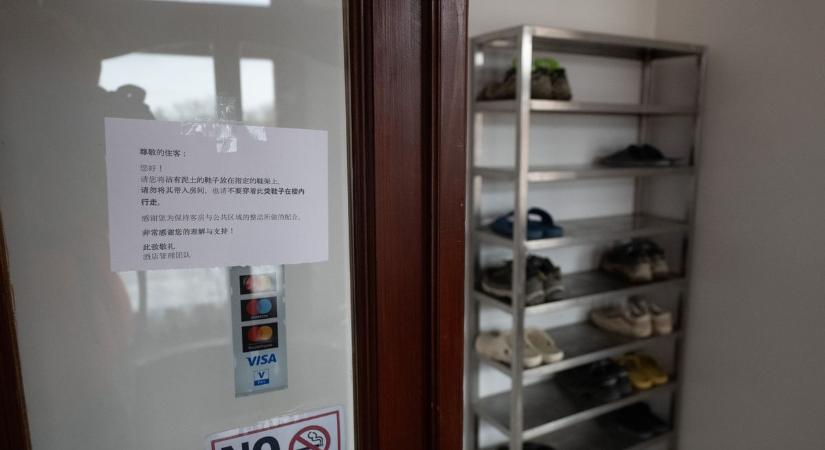 Tele a szállás kínai munkásokkal Szegeden, lavórban kopasztott csirkébe botlottunk a földön