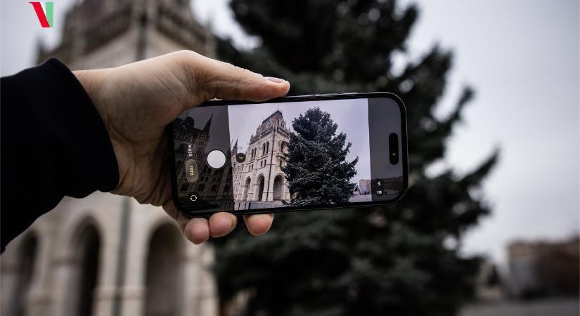 Szokatlan telefont vett a kezébe Orbán Viktor