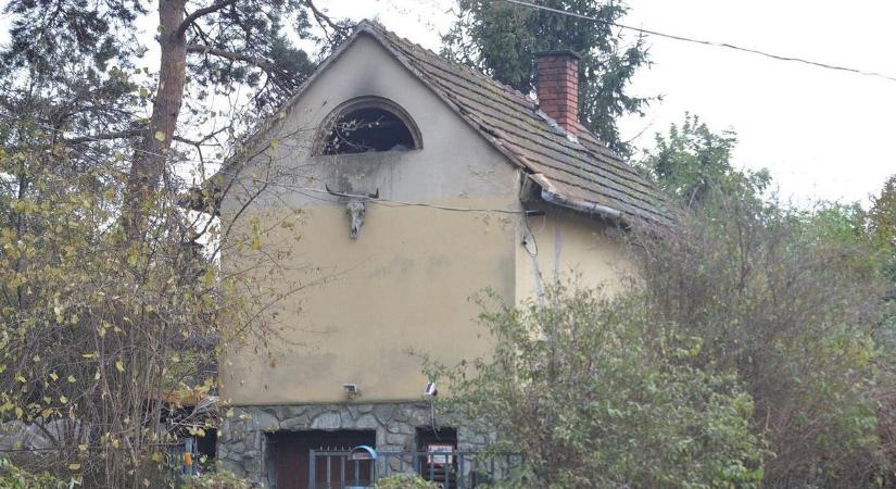 Bennégett a házban az özvegy a szomszéd vármegyében, férje nem sokkal korábban áramütést kapott