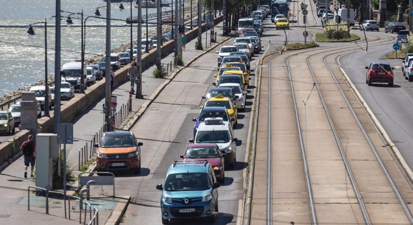 Előre szóltak: bontják Budapest egyik legnagyobb felüljáróját, rémálom lesz Pestről átmenni Budára – azt javasolják, mindenki szálljon ki az autóiból