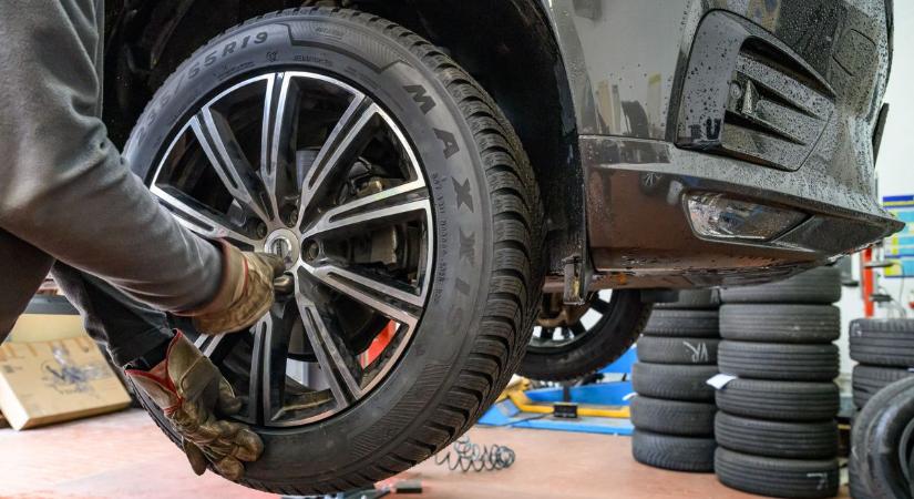 Magyarországon nem kötelező, csak javallott a téli abroncs, de a környező országokban szigorúbb a szabályozás – mutatjuk, hogy merre ne induljon nyári gumival