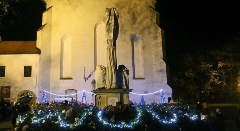 Adventi gyertyagyújtások kezdődnek az alsóvárosi Mátyás téren