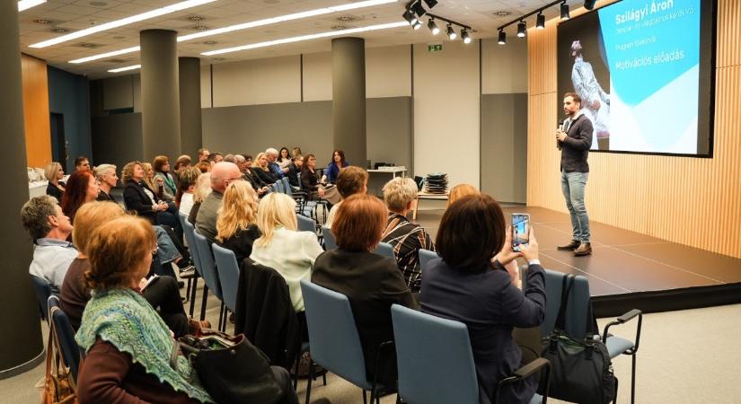 Szilágyi Áronnal adományozott laptopokat a 4iG