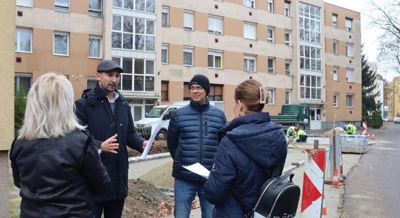 A parkolók mellé még társalkodó sziget is létesül ebben a zalai városban (galéria, videó)
