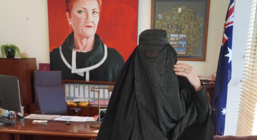 Egy szenátor burkás akciója okozott felháborodást az ausztrál parlamentben