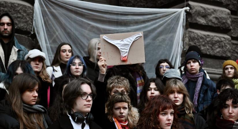 „A mozdulatlanság nem beleegyezés” – véres lepedőkkel és néma kiállással demonstrált több száz hallgató a Képzőművészeti Egyetem előtt